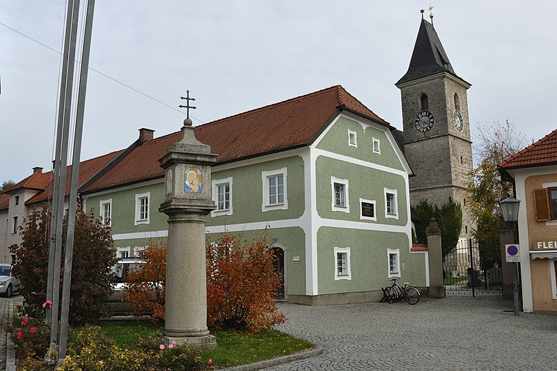 File:Kronstorf Brucknerplatzsäule.JPG