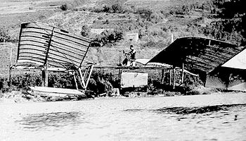 Гленн Кёртисс или его ассистент поднимают серьёзно модифицированный Аэродром Лэнгли над озером Кеука около Хаммондспорта, штат Нью-Йорк, 17 сентября 1914