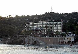 Le Grand Escalier de la plage est du Rayol que surplombe l'hôtel Le Bailli de Suffren.