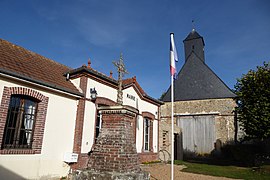 Das Rathaus und die Kirche in Les Pinthières
