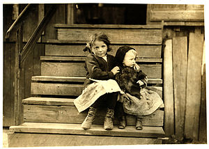"יוליה הקטנה מטפלת באחותה התינוקת" - צילום מעשה ידי לואיס היין מאלבמה שבארצות הברית משנת 1911