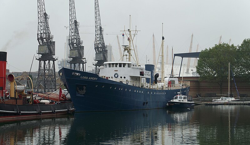 File:London MMB »1O3 City Canal and "Lord Amory".jpg