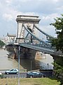 Deutsch: Blick entlang der Kettenbrücke in Budapest. English: View along the Chain Bridge in Budapest.