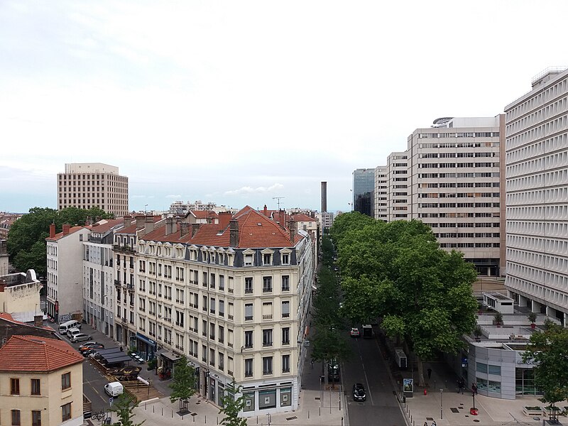 File:Lyon 3e - Boulevard Eugène Deruelle, depuis le Jardin Suspendu du parc des Halles, et rue Moncey à gauche.jpg