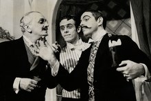 Mário Lago, Francisco Cuoco and Oswaldo Loureiro, in 1960, in the set of  George Feydaud's  play Com a pulga atrás da orelha