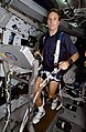 Astronaut Jerry M. Linenger cvičí na bežiacom páse