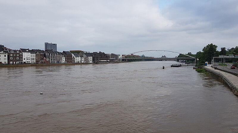 File:Maas-hoogwater in Maastricht (4).jpg