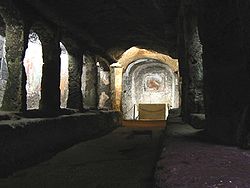 Notranjost jamske cerkve Madonna del Parto
