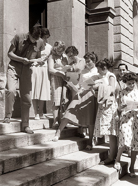 File:Mariborski dijaki s spričevali v roki na šolskem stopnišču 1958.jpg