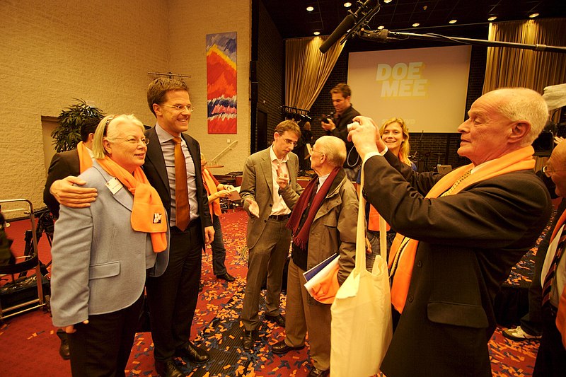 File:Mark Rutte met fans en Sophie Hilbrand.jpg