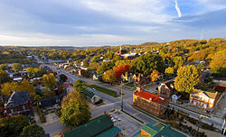 O sol da manhã ilumina as cores do outono na Market Street em Hermann, Missouri