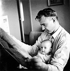 Assi Koivisto isänsä Mauno Koiviston sylissä 1957.
