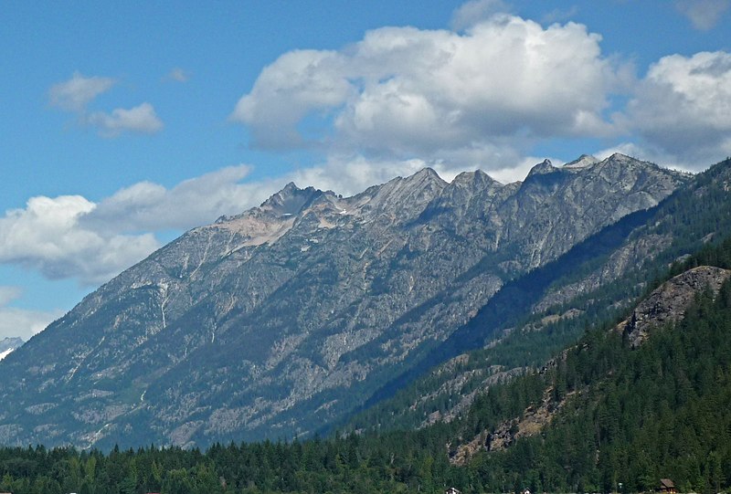 File:McGregor Mountain seen from Lake Chelan.jpg