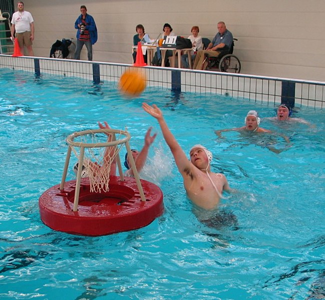 File:Meppel-waterbasketbal-doel-poging.JPG