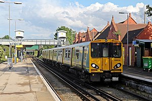 Merseyrail Class 508, 508114, Birkenhead Shimoliy temir yo'l stantsiyasi (geografiya 4016716) .jpg