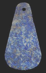 Pandantiv lapis lazuli din Mesopotamia (c. 2900 î.Hr.).