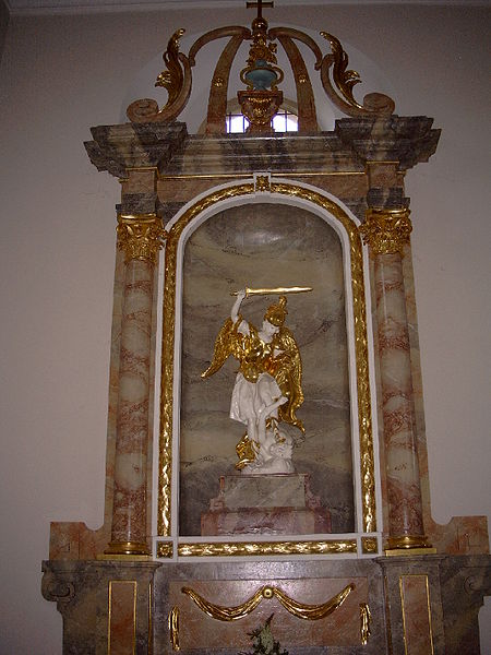 File:MichalesbergKapelleSeitenaltar.JPG