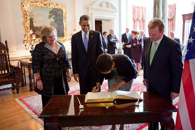 File:Michelle Obama Signs the Visitor Book at Farmleigh.jpg