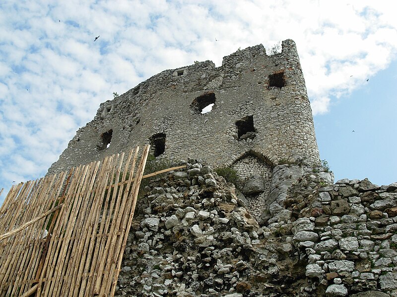 12 замков 4. Замки 12го века. Коджори крепость в декабре. Бруско 12 крепость. Как выглядит сейчас крепость Цецина.