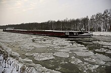 In kalten Wintern müssen Eisbrecher eine Fahrrinne schaffen; Mittellandkanal bei Lashorst im Januar 2010