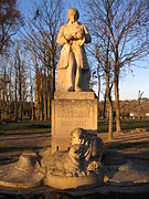 Montbard - Parc Buffon - Statue of Daubenton.jpg