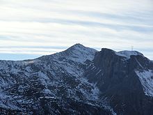 Il Monte Malamot, con in cima la caserma difensiva, visto dalla piana in cui sorgeva la Batteria Paradiso