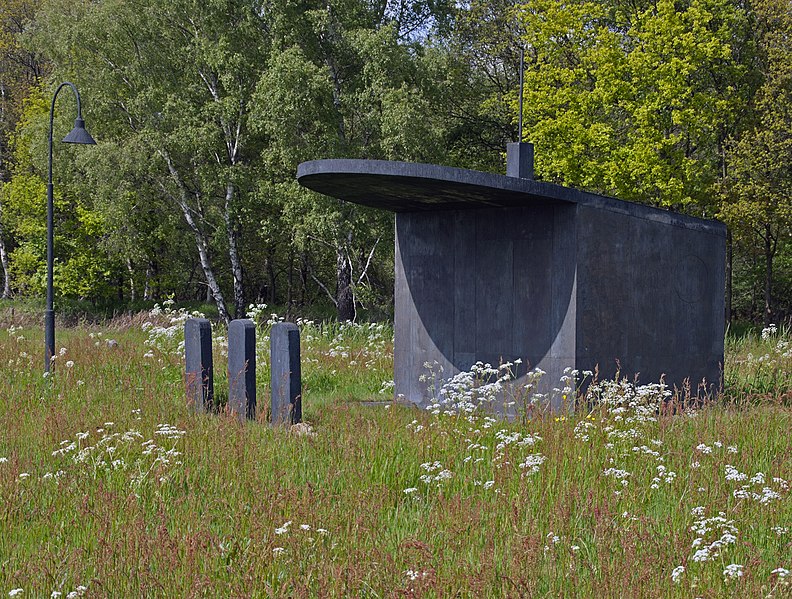 File:Monument voor de Benzinepomp.jpg