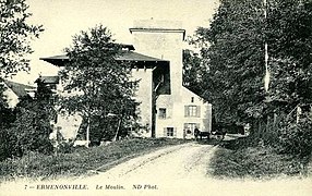 Le moulin à l'italienne à l'extrémité nord du parc, près du domaine de Chaalis. Les bâtiments subsistent.