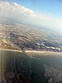 תצלום אווירי של נהר איזר היוצא מניופורט אל הים הצפוני