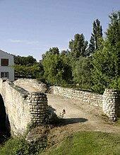 Mouzeuil-Saint-Martin'deki Corde nehri üzerindeki küçük ortaçağ köprüsü