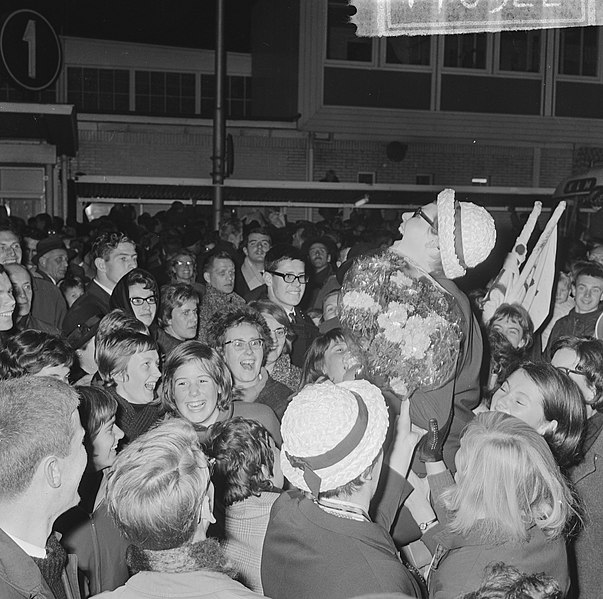 File:Nederlands Olympische ploeg terug aankomst Schiphol, Ada Kok door supporters op , Bestanddeelnr 917-0522.jpg