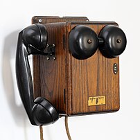 Téléphone Northern Electric N415H, datant du milieu du XXe siècle. (définition réelle 3 592 × 3 592)