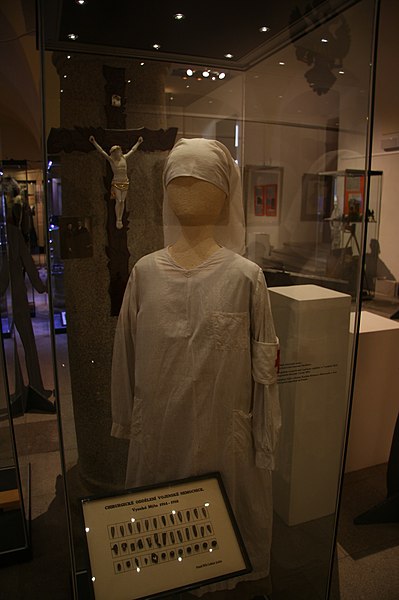 File:Nurse uniform from exhibition Poslední Válka in Muzeum Vysočiny, Zámek Třebíč, Třebíč, Třebíč District.jpg