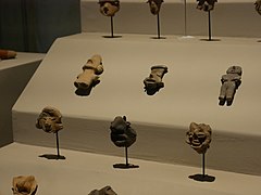 Objetos prehispánicos de cerámica y piedra en el Museo Regional de Aguascalientes 06.jpg