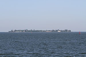 Panorama der Insel, Leuchttürme links