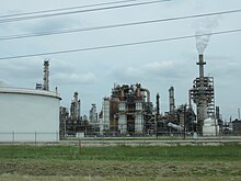 Facility in Houston Oil refinery in Houston 2018a.jpg