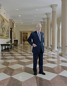 Antonio Puri Purini fotografiert im Foyer der Italienischen Botschaft.