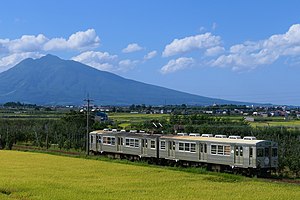 大鰐線を走る7000系電車。 津軽大沢 - 松木平間にて撮影。（2020年）