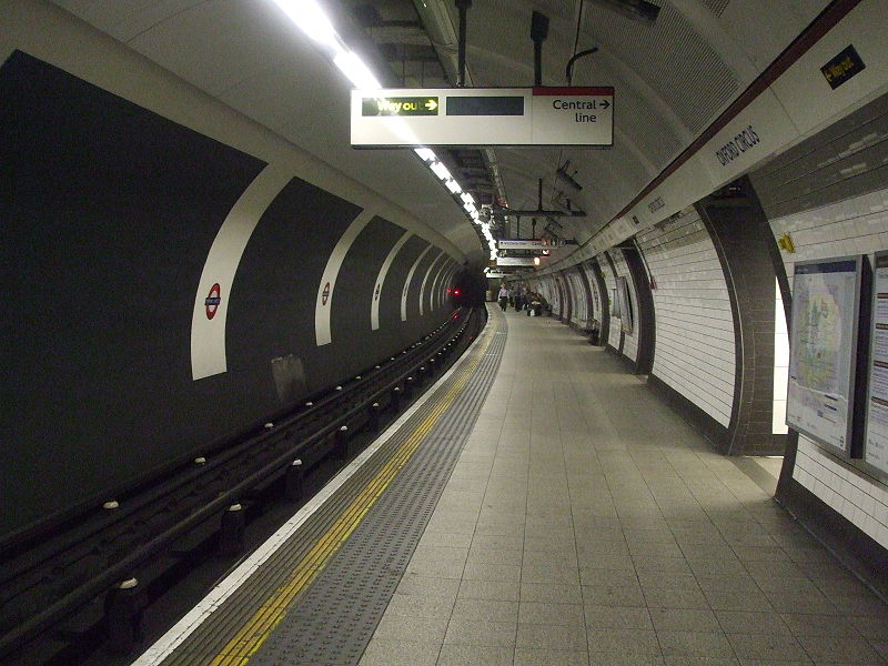 File:Oxford Circus stn Bakerloo southbound look north.JPG