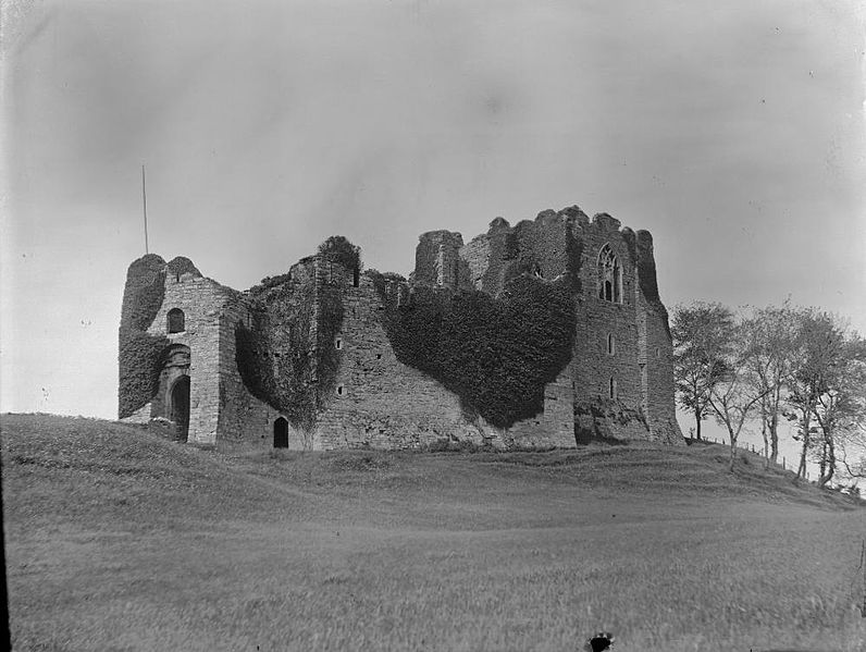 File:Oystermouth castle (1293928).jpg