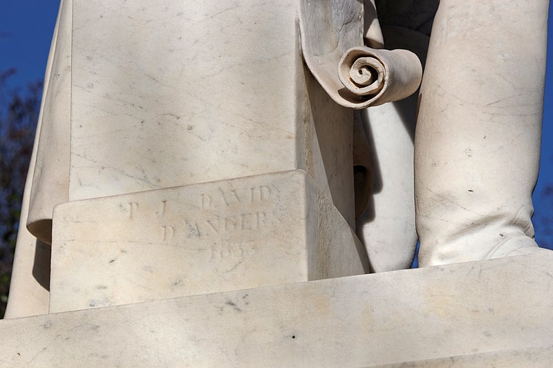 File:Père-Lachaise - Laurent Gouvion Saint Cyr 24.jpg