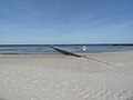 Ustka; plaża wschodnia, łamacze fal, październik