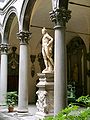 Il cortile con la statua di Baccio Bandinelli, veduta laterale