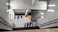 Bajada hacia nivel andén en dirección Fernando Castillo Velasco de la Estación Parque Almagro, en la comuna de Santiago.