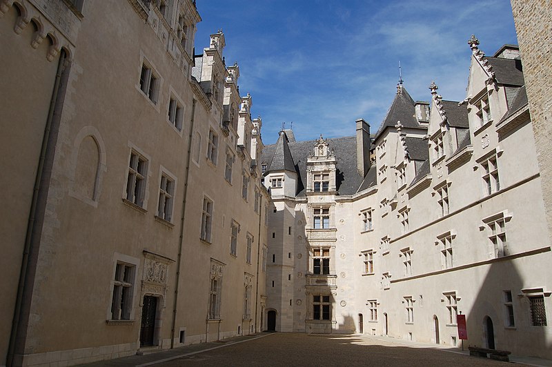 File:Pau Chateau; cour de château.jpg