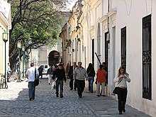 Côté nord, la cathédrale que l'on voit à l'arrière-plan, est reliée au Cabilde (conseil municipal) de la ville par une ruelle piétonnière pittoresque : le Pasaje Santa Catalina.