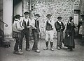 Langonnet : gens du pays dans la cour de l'auberge (photographie de Philippe Tassier, début XXe siècle).