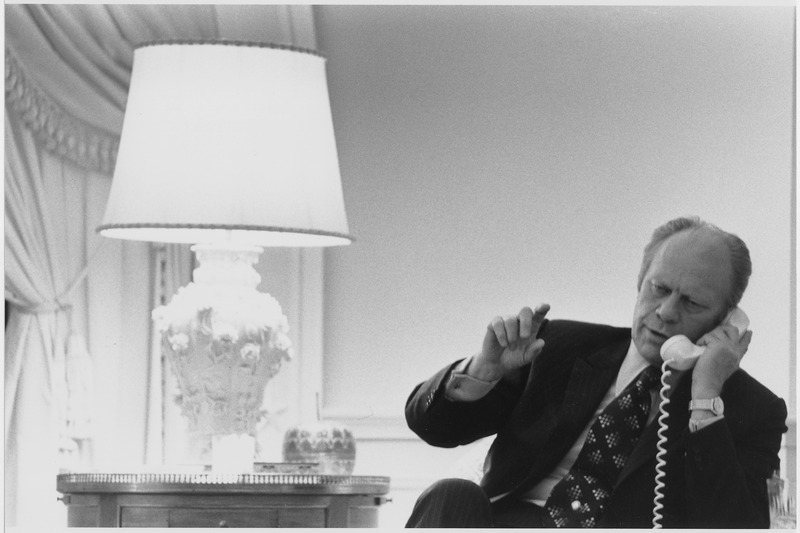 File:Photograph of President Gerald R. Ford Taking a Final Phone Call from Secretary of State Henry A. Kissinger, Bringing... - NARA - 186798.tif