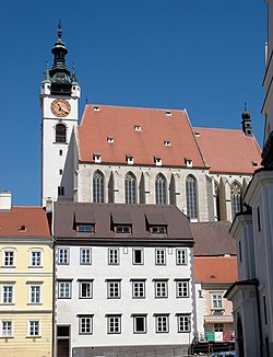 Piaristenkirche und Frauenbergturm – gesehen vom Pfarrplatz Krems