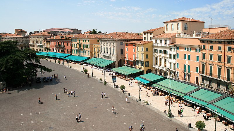 File:Piazza Bra-IMG 2783a.jpg